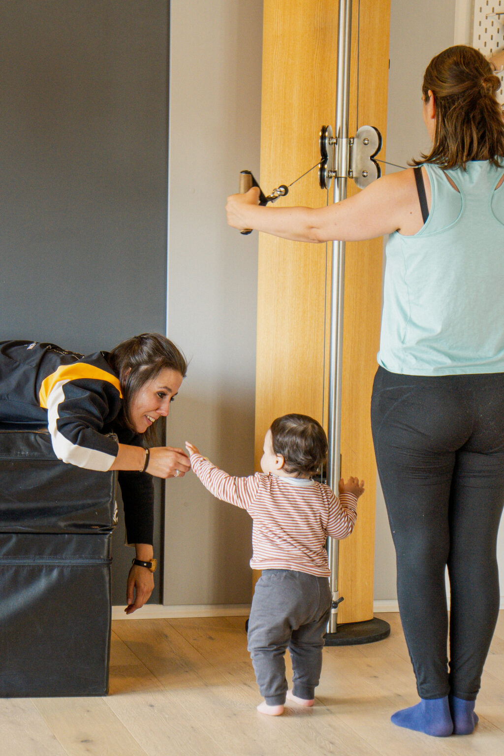 Mutter trainiert mit Baby