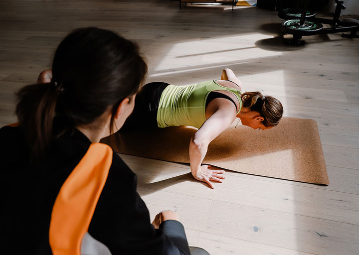 Begleitetes Training auf der Matte im Studio